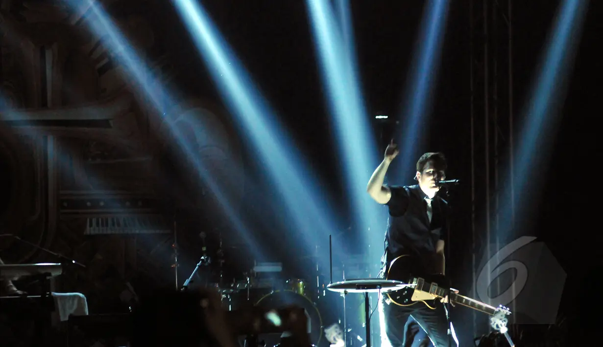 Meskipun tampak tak semewah panggung seperti pada band musik barat yang besar, konser Owl City tetap berhasil menghibur hampir seribuan penggemar yang memadati Rolling Stone Cafe, Jakarta, Senin (11/5/2015). (Liputan6.com/Panji Diksana)  