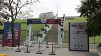 Gate atau pintu utara Olympic Stadium, tempat Timnas Indonesia U-22 bertanding selama SEA Games 2023 memiliki konstruksi yang unik. (Bola.com/Gregah Nurikhsani)