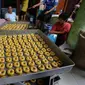 Kue kering Lebaran siap untuk dipanggang, di Kawasan Kwitang, Senen, Jakarta, Senin (29/6). Meskipun Lebaran masih beberapa pekan kedepan, produksi kue kering di sentra tersebut meningkat dua kali lipat dari hari biasanya. (Liputan6.com/Faizal Fanani)
