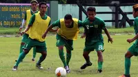 Persebaya Surabaya latihan organisasi penyerangan. (Bola.com/Fahrizal Arnas)