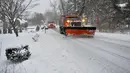 Sebuah truk pembajak membersihkan jalan dari salju di Greenwich, Selasa (14/3). Badai salju yang terjadi di sejumlah wilayah Amerika Serikat memaksa ribuan jadwal penerbangan dibatalkan dan sekolah-sekolah terpaksa ditutup sementara (TIMOTHY A. CLARY/AFP)