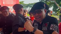 Ketua DPC PDIP Tangsel, Wanto Sugito melakukan cap jempol darah sebagai bentuk kesetiaan terhadap Ketua Umum PDIP Megawati Soekarnoputri. (Foto: Istimewa).