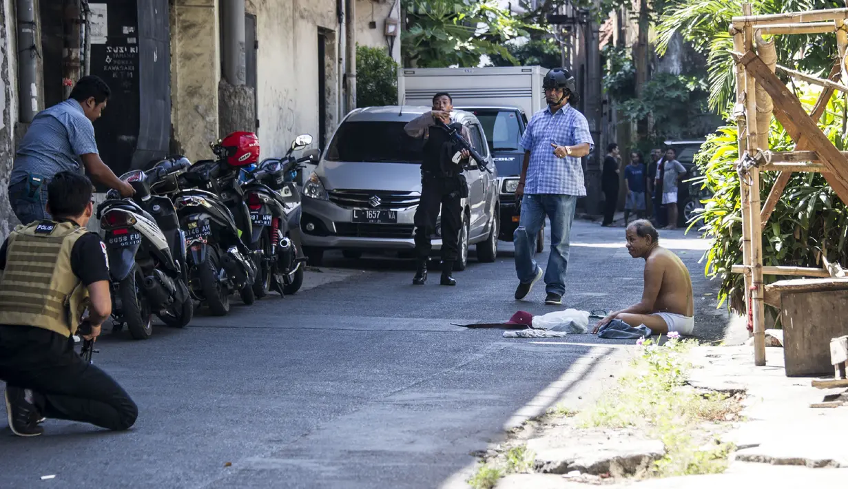 Seorang pria mencurigakan diamankan petugas kepolisian di sekitar Mapolrestabes Surabaya, Jawa Timur, Senin (14/5). Sebelumnya, bom bunuh diri terjadi sekitar pukul 08.50 WIB di depan markas penjagaan Mapolrestabes Surabaya. (AFP/JUNI KRISWANTO)