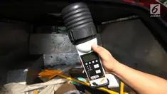 Petugas Operator Badan Pengawas Nuklir (BAPETEN)  melakukan pengecekan mobil yang terindikasi bahan radioaktif saat simulasi mesin Radiation Portal Monitor (RPM) di Main Gate Security (MGS) Batan, Puspitek, Setu, Kamis (13/12). (Merdeka.com/Arie Basuki)