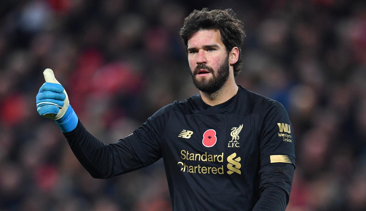 1. Alisson Becker (Liverpool) - Alisson tak membutuhkan waktu yang lama untuk menunjukkan kualitasnya bersama Liverpool. Ia sudah mencatatkan 17 clean sheets untuk The Reds dan memiliki catatan persentase penyelamatan sebesar 76,54 persen. (AFP/Paul Ellis)