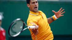 Novak Djokovic melepaskan smash keras di final Monte Carlo Masters (REUTERS/Jean-Paul Pelissier)