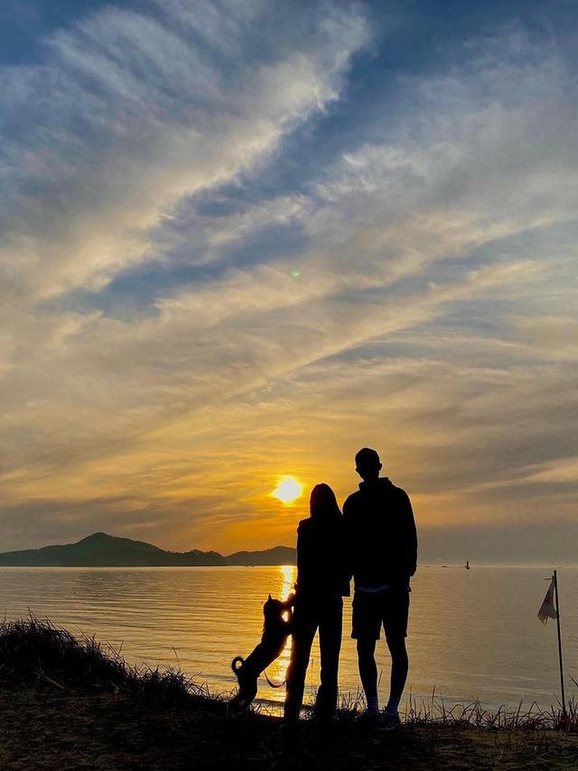 Aktor Lee Ki Woo unggah foto siluetnya bersama sang kekasih. (Foto: Instagram/lee_kiwoo)