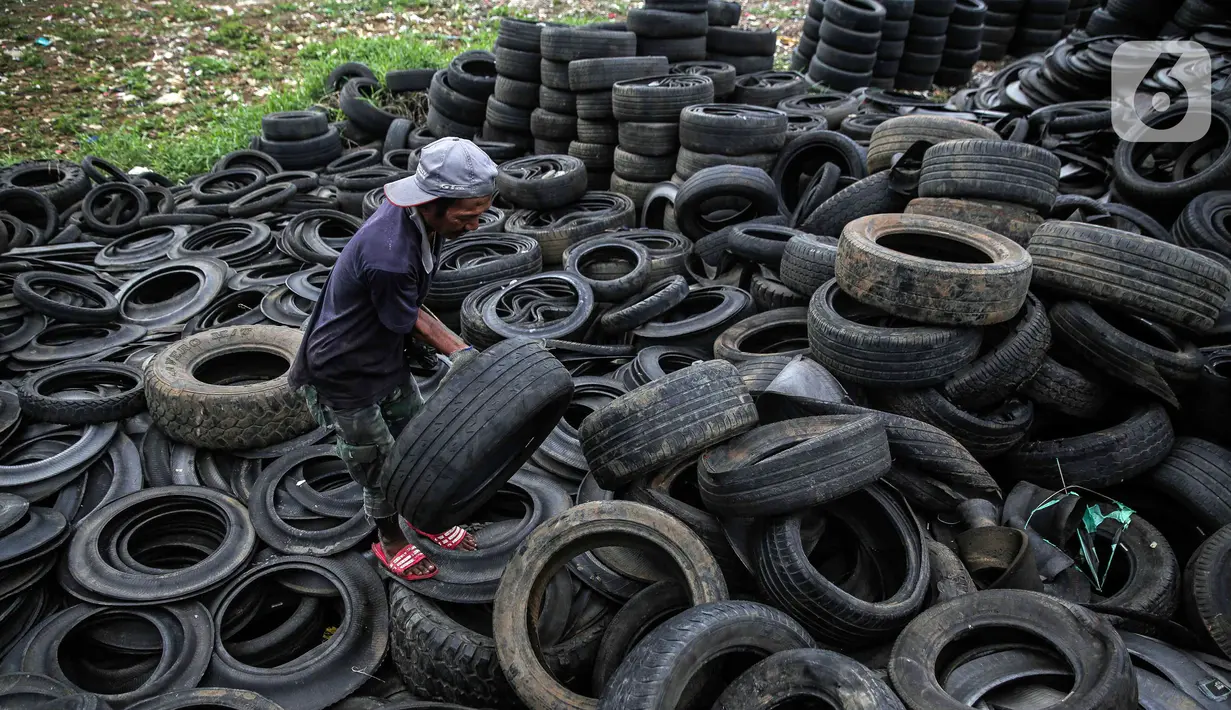 Pekerja memilah ban mobil bekas di kawasan Petamburan, Jakarta, Minggu (12/12/2021). Agoes (45) memotong ban hanya mendapat Rp 250 rupiah untuk satu ban yang berhasil dipotong. (Liputan6.com/Faizal Fanani)