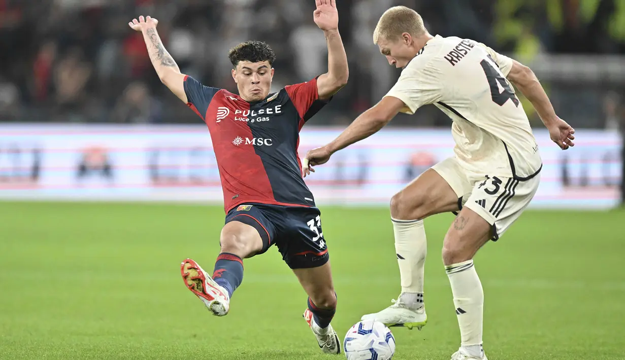 Pemain Genoa, Allan Matturro (kiri) berusaha merebut bola dari pemain AS Roma, Rasmus Kristensen pada laga lanjutan Liga Italia 2023/2024 yang berlangsung di Luigi Ferraris Stadium, Genoa, Italia, Jumat (29/09/2023) dini hari WIB. (AP Photo/LaPresse/Tano Pecoraro)