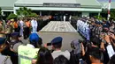 Petugas gabungan melakukan upacara pelepasan jenazah korban jatuhnya helikopter milik Basarnas di Lanumad Ahmad Yani, Semarang (3/7). Selain tim Basarnas, Polisi dan TNI, upacara turut dihadiri kerabat dan keluarga korban. (Liputan6.com/Gholib)