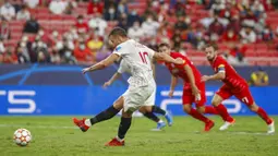 Pemain Sevilla Ivan Rakitic (kiri) mencetak gol ke gawang Salzburg pada pertandingan Grup G Liga Champions di Stadion Ramon Sanches Pizjuan, Seville, Spanyol, Selasa (14/9/2021). Pertandingan berakhir dengan skor 1-1. (AP Photo/Angel Fernandez)