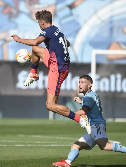 Gelandang Atletico Madrid, Marcos Llorente (kiri) mengontrol bola dari kawalan gelandang Celta Vigo, Javi Galan selama pertandingan La Liga Spanyol di stadion Balaidos di Vigo (15/8/2021). Atletico Madrid menang tipis atas Celta Vigo 2-1 berkat dua gol Correa. (AFP/Miguel Riopa)