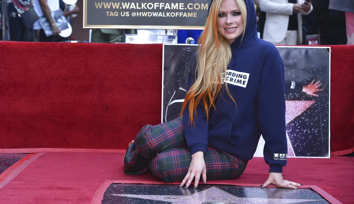 Avril Lavigne menerima bintang di Hollywood Walk of Fame. (Foto: Richard Shotwell/Invision/AP)