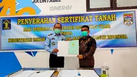 Bupati Muratara Devi Suhartoni saat menyerahkan sertifikat tanah hibah ke Kepala Kanwil Kemhumham Sumsel (Liputan6.com / Nefri Inge)