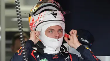 Pembalap Red Bull Max Verstappen mengenakan helm saat sesi latihan kedua menjelang Grand Prix Formula Satu Jepang di Sirkuit Suzuka, Jepang, Jumat, 22 September 2023. (AP Photo/Toru Hanai)