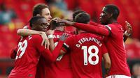 Pemain Manchester United merayakan gol yang dicetak Anthony Martial ke gawang Southampton pada laga lanjutan Premier League pekan ke-35 di Stadion Old Trafford, Selasa (14/7/2020) dini hari WIB. Manchester United bermain imbang 2-2 atas Southampton. (AFP/Clive Brunskill/pool)