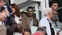 Megabintang Juventus, Cristiano Ronaldo menyaksikan timnya menghadapi Young Boys pada laga kedua Grup H Liga Champions di Allianz Stadium, Selasa (2/10). Ronaldo duduk di tribune penonton menyaksikan rekan-rekannya bertanding. (AFP/Marco BERTORELLO)