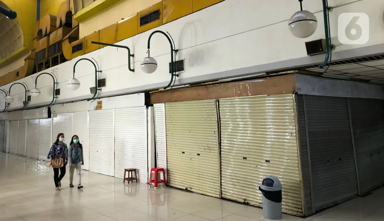 Dua wanita berjalan di kawasan Blok M Mall, Jakarta Selatan, Kamis (26/11/2020). Mal yang pernah berjaya pada era 1990-an sampai 2000-an tersebut kini telah sirna, ditambah adanya pandemi covid-19 yang memerparah keadaan. (Liputan6.com/Immanuel Antonius)