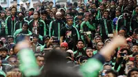 Pengemudi ojek on-line GrabBike saat melakukan unjuk rasa di belakang kantor Grab di kawasan Kuningan, Jakarta, Kamis (5/1). Mereka menuntut pihak perusahaan menaikkan tarif argo per kilometernya. (Liputan6.com/Helmi Fithriansyah)