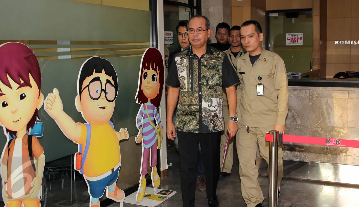 Bupati Musi Banyuasin (Muba), Sumsel, Pahri Azhari usai diperiksa di Gedung KPK, Jakarta, Kamis (27/8/2015). Tersangka dugaan suap kepada anggota DPRD Muba itu diperiksa sebagai saksi untuk tersangka Riamon Iskandar. (Liputan6.com/Helmi Afandi)