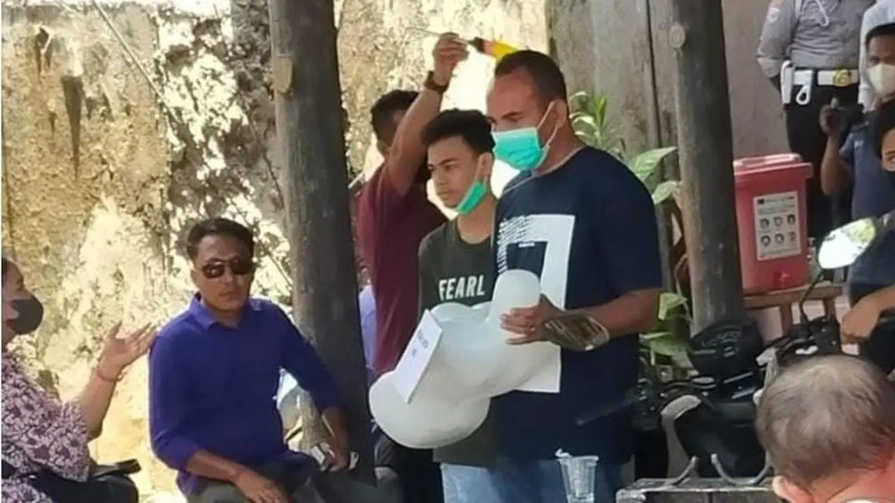 Erik Mella, pejabat di Pemprov NTT saat melakukan reka ulang kasus kematian istrinya (Liputan6.com/Ola Keda)