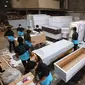 Pabrik furnitur Lie A Min mampu memproduksi 50 hingga 75 peti mati untuk korban Covid-19. Samapai sekarang, Lie sudah memproduksi lebih dari 5.000 peti mati yang dikirimkan ke hampir seluruh wilayah Indonesia. (Foto: Liputan6.com)