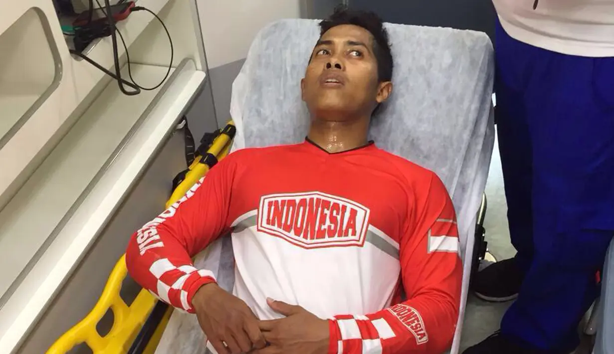 Atlet Indonesia Toni Syarifudin saat mengalami cedera setelah terjatuh saat berlomba pada perempat final balap sepeda BMX Olimpiade 2016 di Rio de Janeiro, (18/8). Toni mengalami kecelakaan saat melakukan lompatan di run kedua. (Foto/Carlos Pardede)