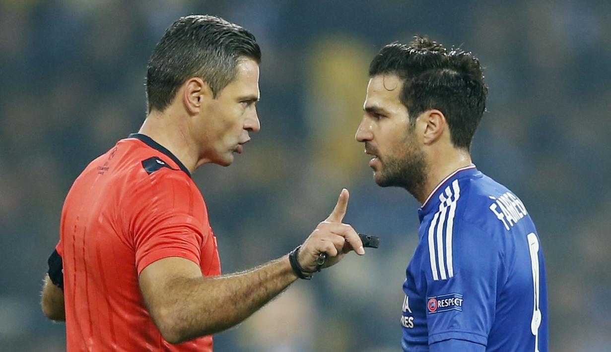 Pemain Chelsea, Cesc Fabregas, berbicara dengan wasit Damir Skomina dalam lanjutan Grup G Liga Champions di Stadion Olympic, Kiev, Ukraina, Rabu (21/10/2015) dini hari WIB. (Action Images via Reuters/John Sibley)