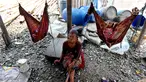 Aktifitas di kampung nelayan di Muara Angke, Jakarta, Senin (23/10). Kelompok Nelayan Tradisional (KNT) dan seluruh masyarakat pesisir di Muara Angke menolak dilanjutkannya reklamasi. (Liputan6.com/Johan Tallo)