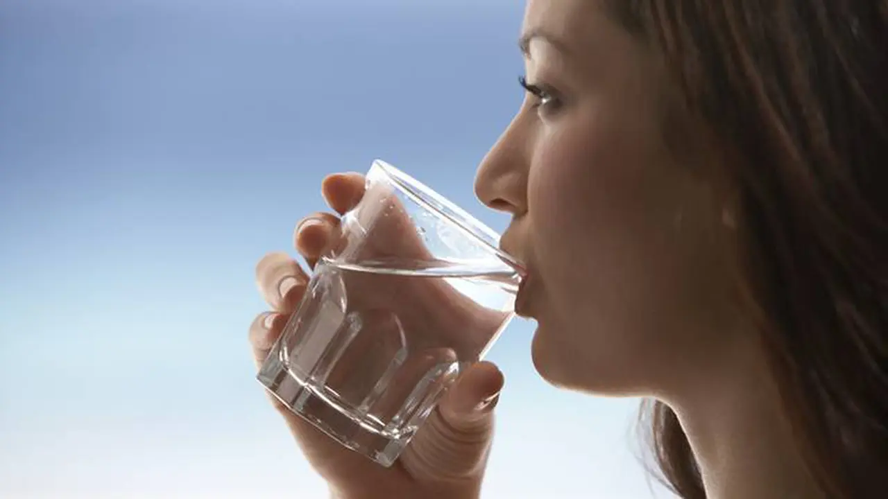 Manfaat Minum Air Hangat Saat Buka Puasa