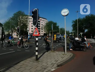 Warga berkendara menaiki sepeda di Amsterdam, Belanda, Selasa (21/5/2024). Amsterdam terkenal sebagai salah satu kota paling ramah sepeda di dunia. Bahkan, dijuluki sebagai 'Ibu Kota Sepeda Dunia'. (merdeka.com/Arie Basuki)