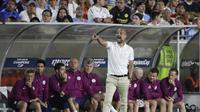 Manajer Manchester City Pep Guardiola tengah memberikan instruksi kepada pemainnya saat melawan Real Madrid pada laga pramusim International Champions Cup 2017, Kamis (27/7/2017). Manchester City menang 4-1. (AP Photo/Jae C. Hong)