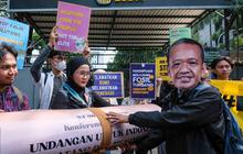 FOTO: Demo Hari Bumi Soroti Transisi Energi Nasional