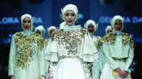 Dian Pelangi di fashion show Wardah Jakarta Fashion Week 2017.