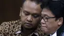 Direktur Operasional PT Murakabi Sejahtera, Irvanto Hendra Pambudi Cahyo (kiri) saat sidang lanjutan dugaan korupsi proyek pengadaan e-KTP di Pengadilan Tipikor, Jakarta, Selasa (7/8). Sidang mendengar keterangan saksi. (Liputan6.com/Helmi Fithriansyah)