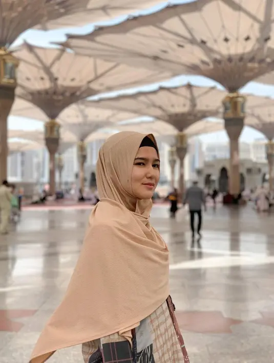 Saat jalani ibadah umrah, wanita kelahiran 1995 ini terlihat anggun dalam balutan hijab. Dengan makeup natural, pesona Masayu Clara kian terpancar. (Liputan6.com/IG/@masayuclara)