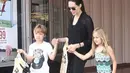 Satu bulan menggugat cerai Brad Pitt, Angelina Jolie beserta anak-anaknya terlihat kembali sedang berjalan di Malibu dengan didampingi saudara laki-laki Jolie, James Haven. (doc.Aceshowbiz.com)