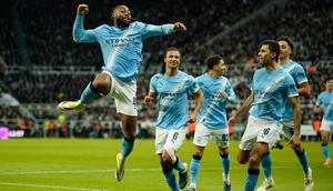 Winger Manchester City, Antoine Semenyo (melompat), berhasil menyumbangkan satu gol saat timnya menang 2-0 atas Newcastle United pada laga leg pertama semifinal Carabao Cup musim ini di St. James' Park, Rabu (14/01/2026) dini hari WIB. (AP Photo/Dave Thompson)