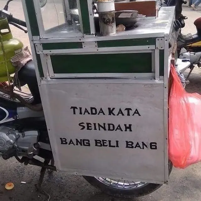 6 Tulisan Nyeleneh di Gerobak Motor Ini Bikin Pembeli Jadi Salah Fokus