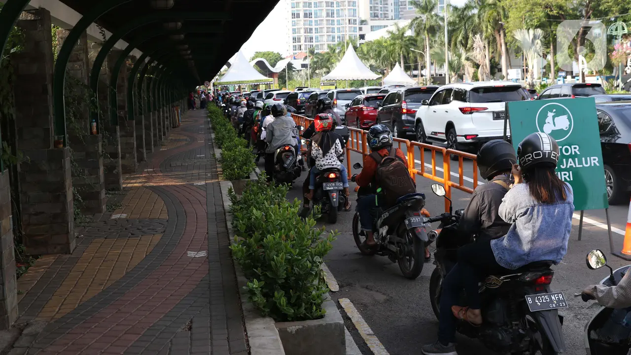 FOTO: Libur Panjang, Sejumlah Kendaraan Antre Masuk Kawasan Ancol