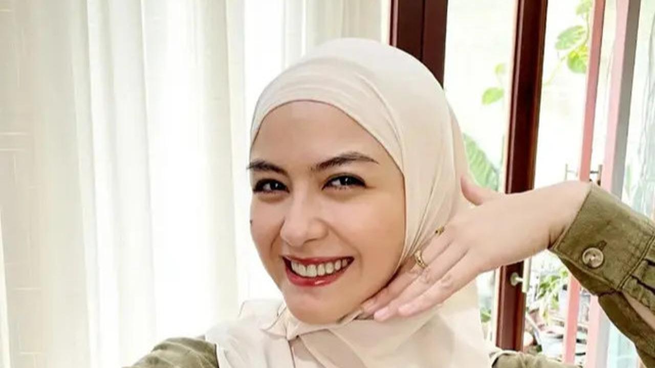 9 Inspirasi Hijaber Modern 40 Tahun Revalina S Temat, Effortless tapi Elegan