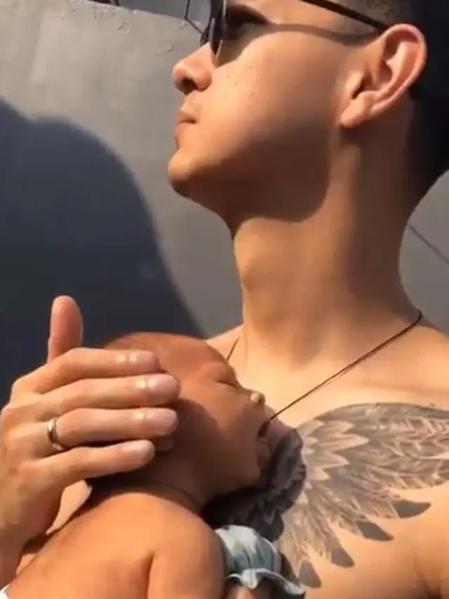 6 Potret Marcell Darwin Momong Anak, Disebut Hot Papi