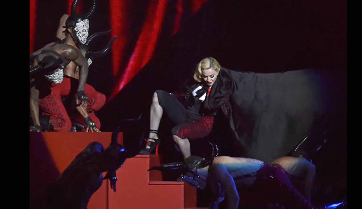 Madonna terlihat kehilangan keseimbangan akibat kesalahan kostum ketika menaiki anak tangga saat tampil di BRIT Awards 2015 di London, Rabu (25/2/2015) malam. (REUTERS/Toby Melville)