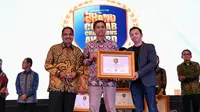 Chief of Digital Transformation Office (DTO) Kementerian Kesehatan RI Setiaji saat menerima penghargaan untuk PeduliLindungi dalam ajang Indonesia Brand Forum (IBF) Tahun 2022 di Jakarta pada Rabu, 21 September 2022. (Dok DTO Kementerian Kesehatan RI)