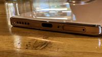 Bagian bawah Vivo V40 dengan slot untuk kartu SIM, speaker, dan port USB-C. (Liputan6.com/ Yuslianson)