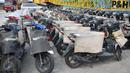 Puluhan motor tampak berjajar sebelum didistribusikan melalui Pelabuhan Sunda Kelapa Jakarta, Senin (9/1). Situasi stagnan pada pasar sepeda motor akan tetap terjadi pada 2017 kendati terjadi pertumbuhan ekonomi di Indonesia. (Liputan6.com/Angga Yuniar)