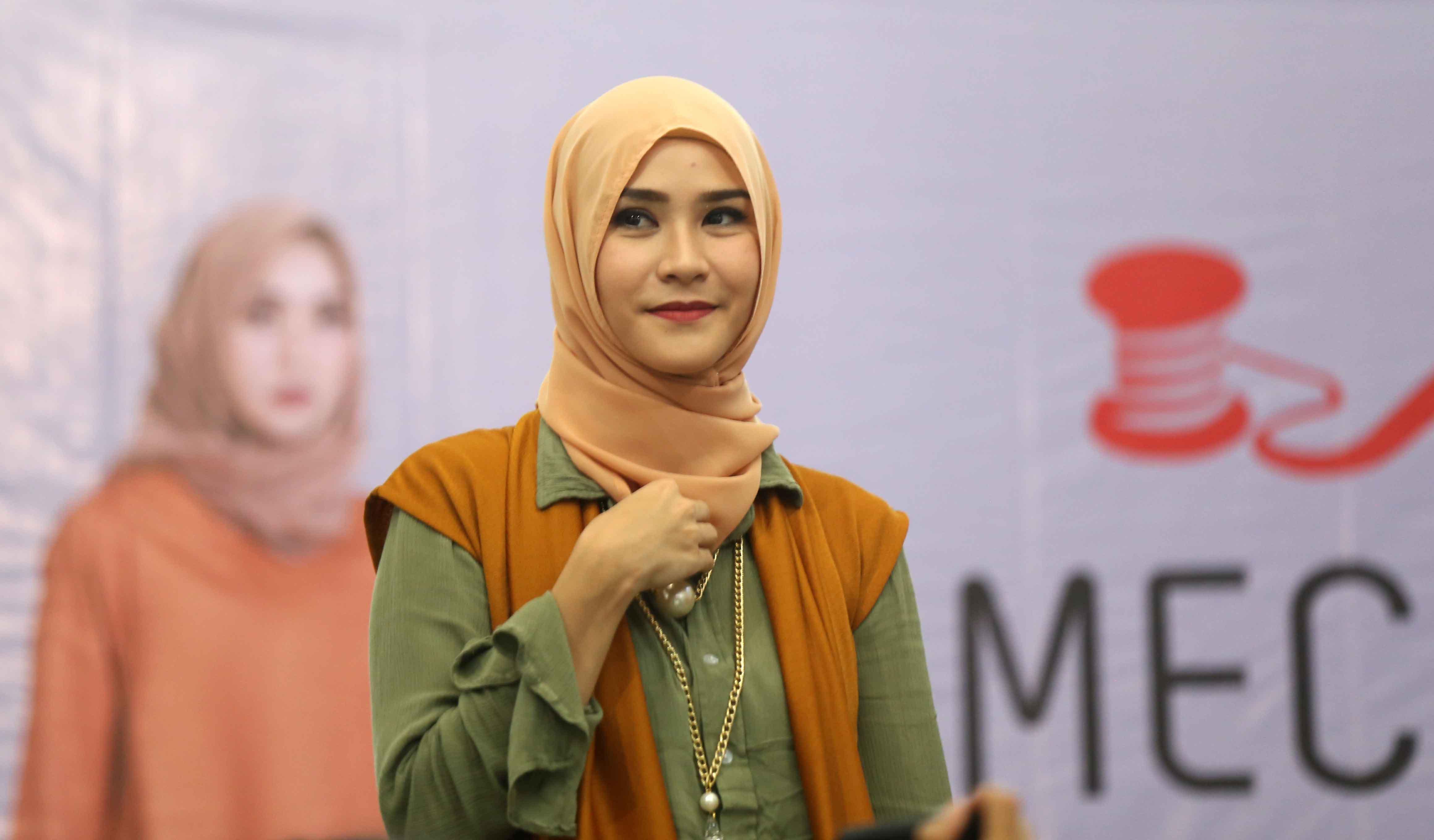 Zaskia Adya Mecca adalah salah seorang artis wanita yang memantapkan diri untuk terus berjilbab. (Nurwahyunan/Bintang.com)