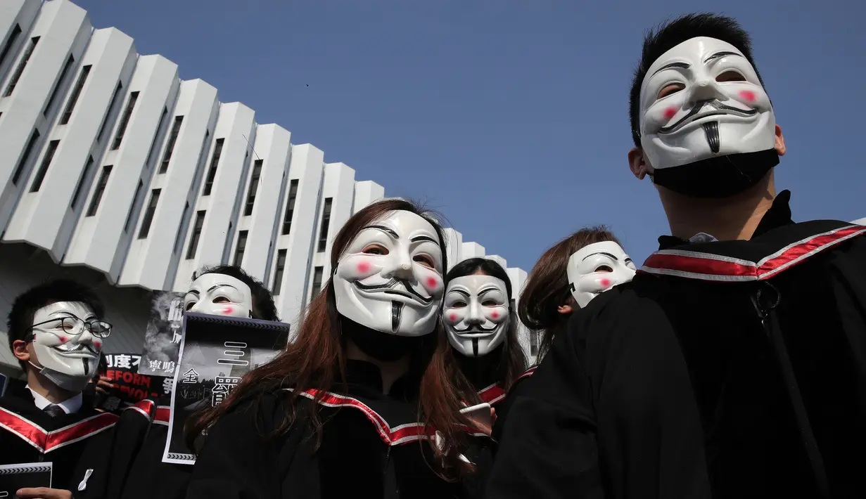 Mahasiswa mengenakan topeng Guy Fawkes selama aksi protes sebelum upacara kelulusan mereka di Chinese University of Hong Kong, Hong Kong, Kamis (7/11/2019). Sekitar seribu mahasiswa mengabaikan larangan mengenakan topeng yang dikeluarkan pemerintah pada Oktober 2019. (AP/Kin Cheung)