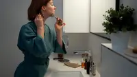 Moisturizer menjadi salah satu langkah paling penting dalam skincare malam. Produk ini membantu mengunci kelembapan sekaligus menjaga skin barrier tetap sehat selama tidur. (foto/dok: freepik)