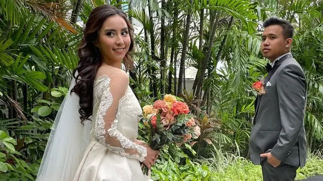 Clairine Clay Istri Joshua Suherman kenakan gaun putih di pernikahannya